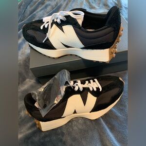 New Balance 327 Women's Black and White Sneakers size 8